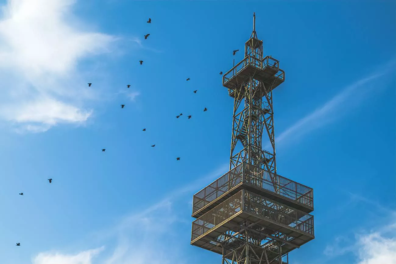 Ein historischer Turm, der der Ölförderung gewidmet ist?