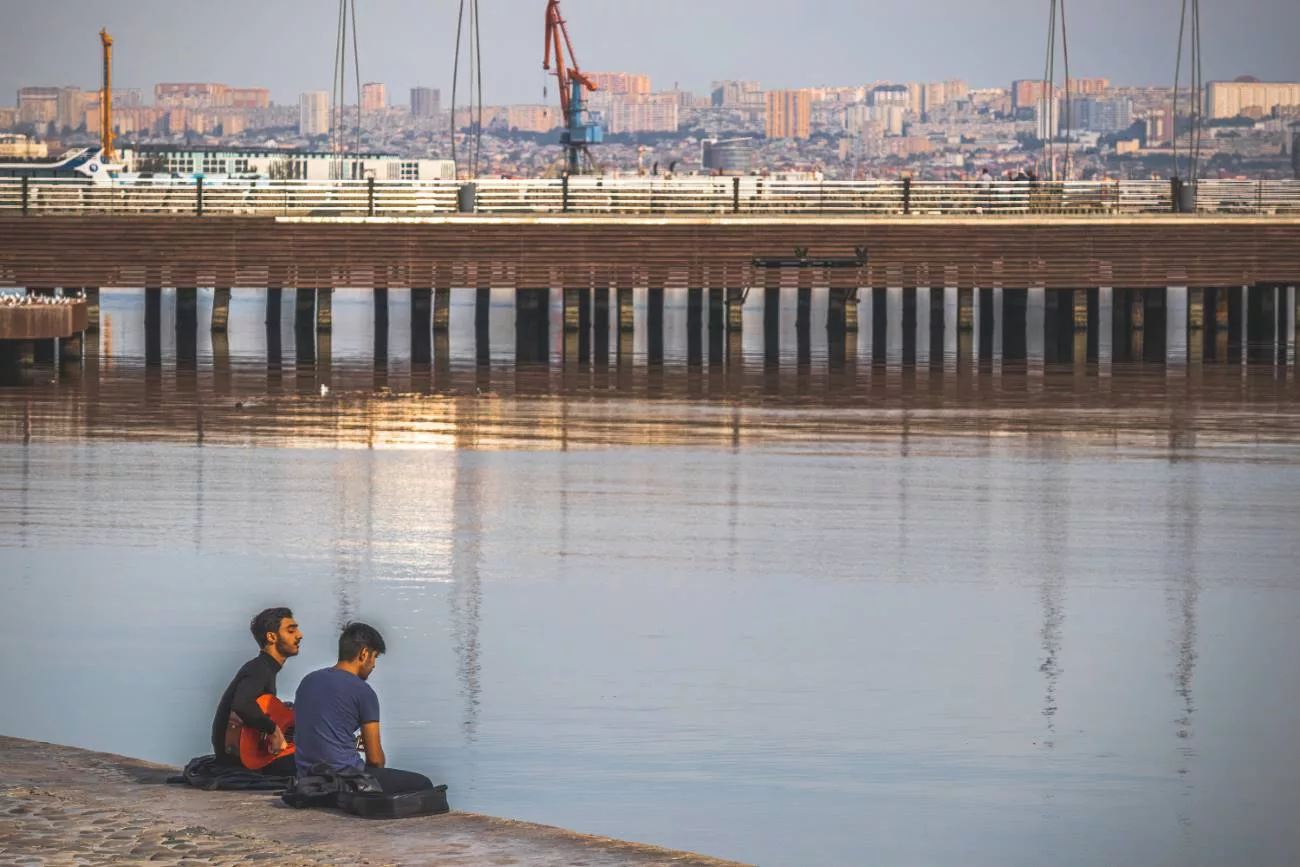 Zwei Jungen in Baku sitzen am Kaspischen Meer