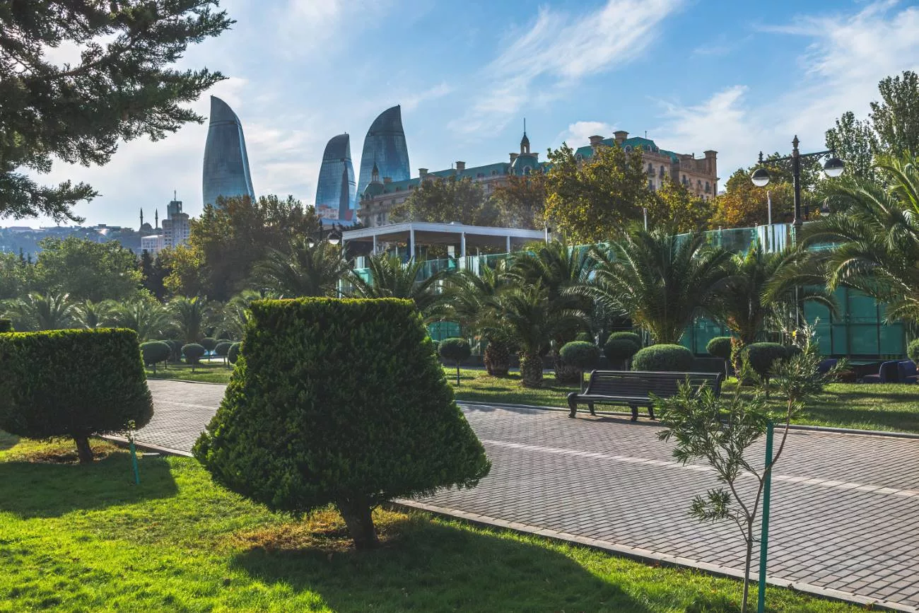 Schöne Gärten an der Strandpromenade von Baku