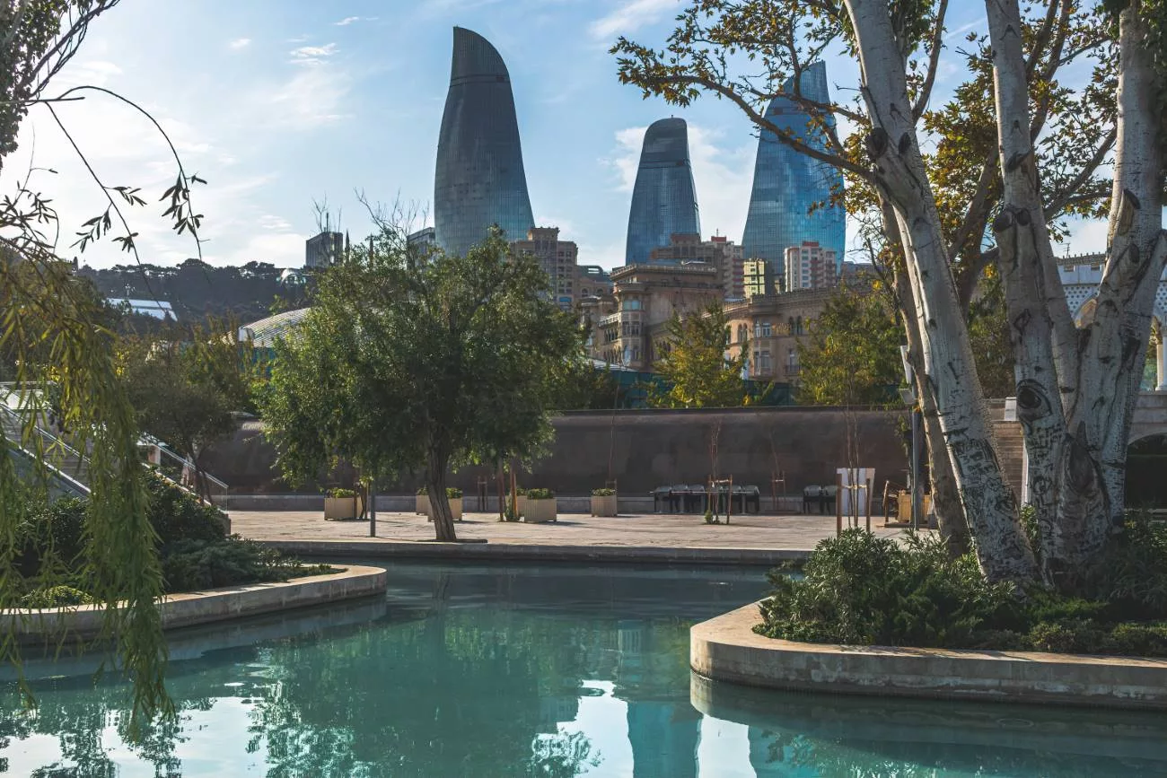 Blick auf die Flame Towers von Mini-Venedig in Baku