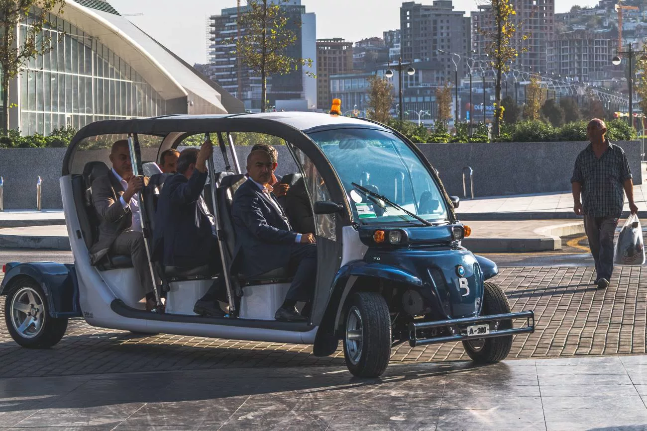 Geschäftsleute auf einem schicken Golfwagen