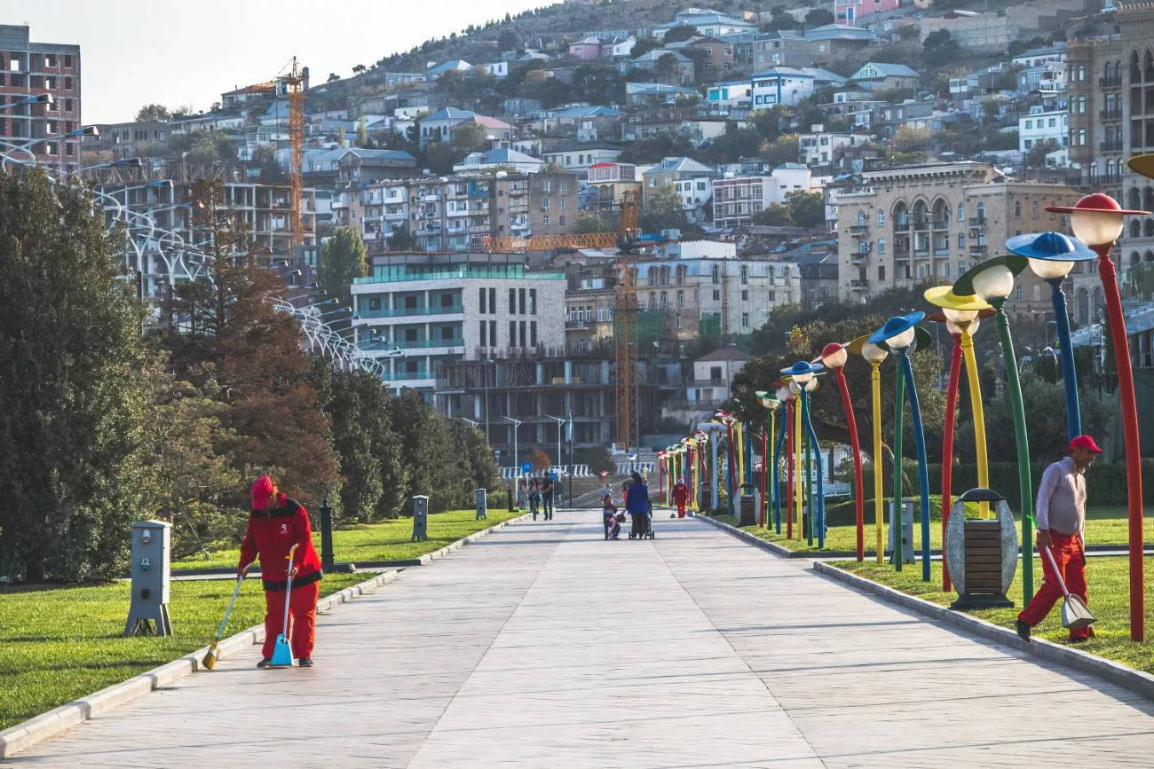 Sauberkeit ist eine große Mission in Baku. Zumindest an den Strandpromenaden
