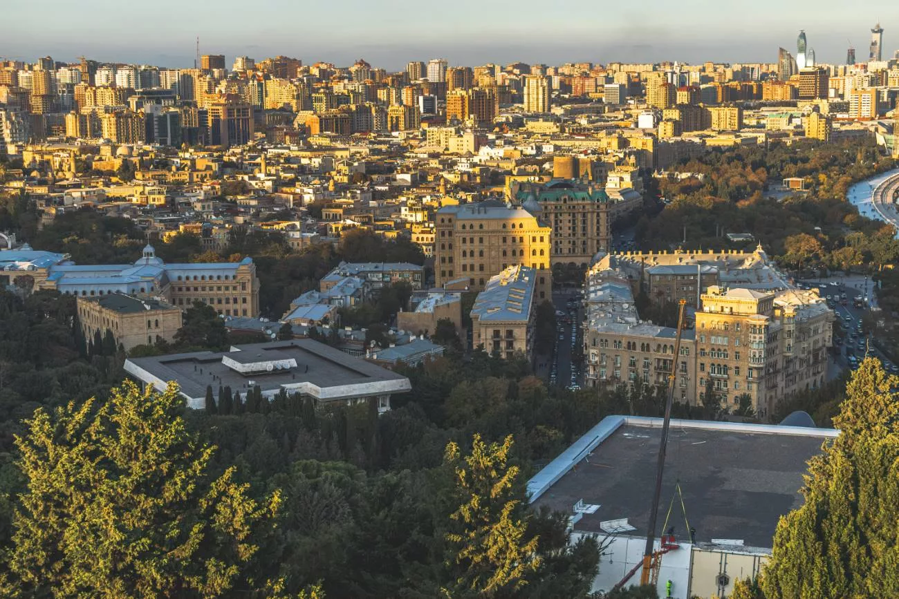 Ein schöner Blick auf die Stadt Baku kurz vor Sonnenuntergang