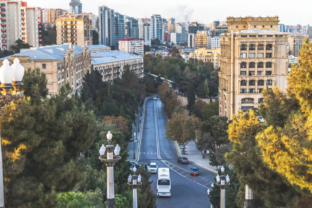Zurück in Richtung Stadtzentrum von Baku