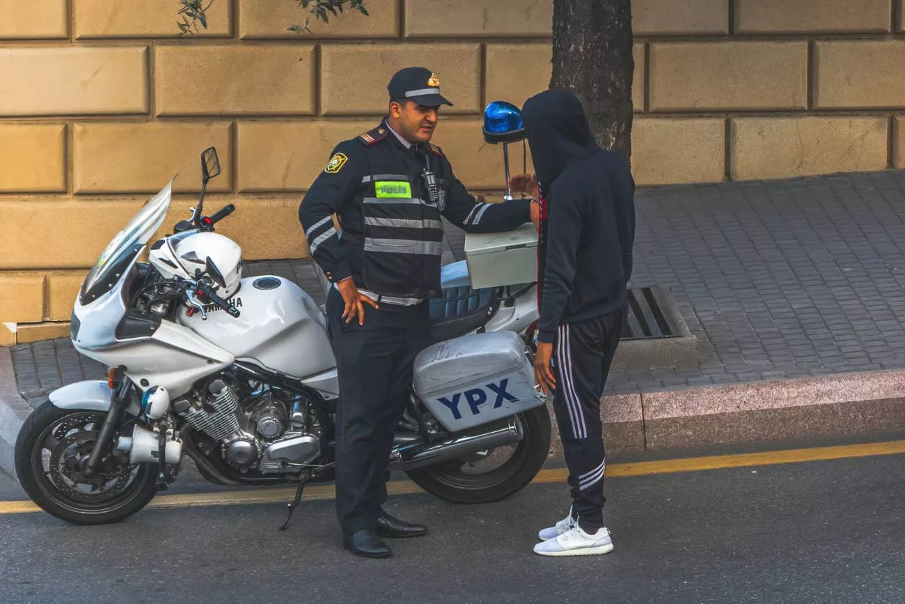Polizei stoppt einen Fahrer zur Befragung
