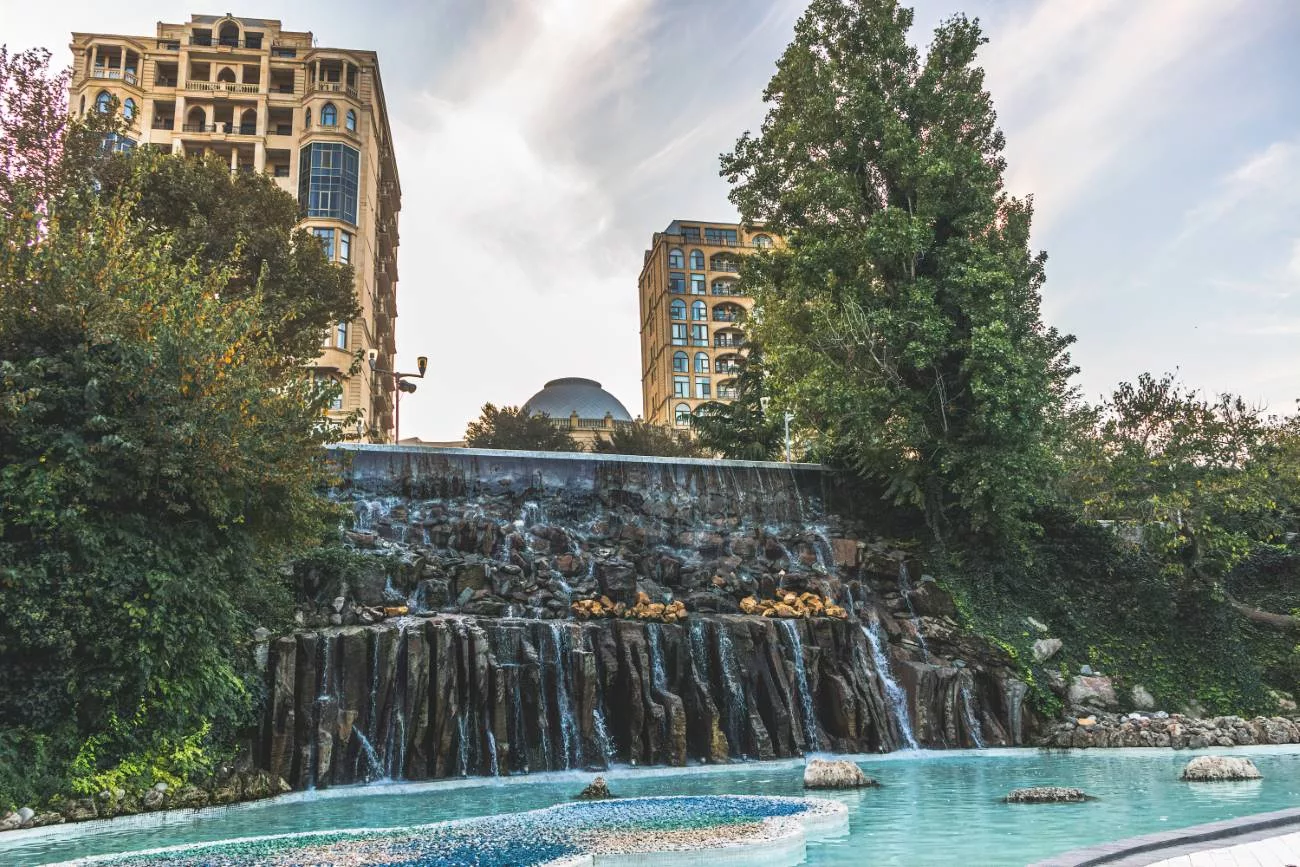 Wunderschöne Springbrunnen in Baku, gebaut um zu beeindrucken