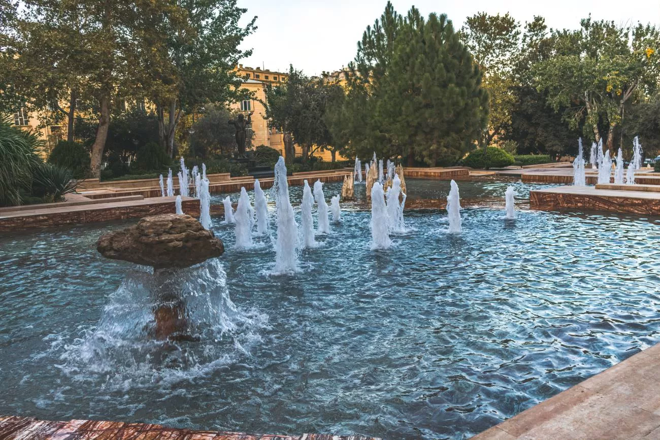 Weitere wunderschöne Springbrunnen in Baku