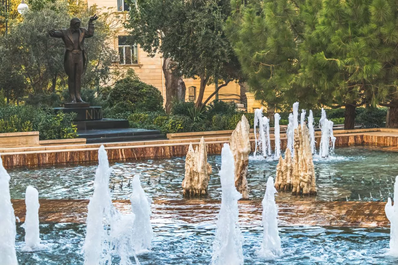 Niyazi (Aserbaidschans Beethoven) blickt auf die Springbrunnen