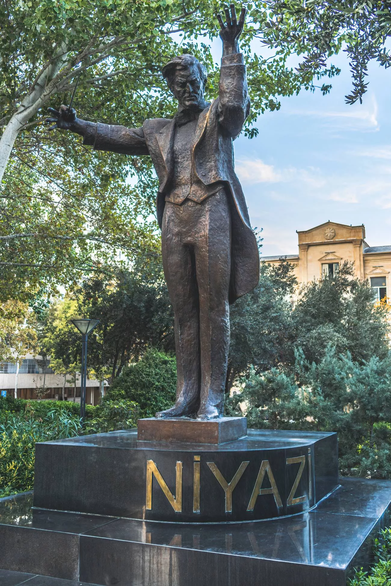 Niyazi (Aserbaidschans Beethoven) blickt auf die Springbrunnen