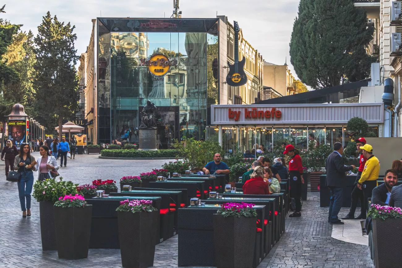 An amerikanischer Kultur mangelt es nicht – Hard Rock Cafe in Baku