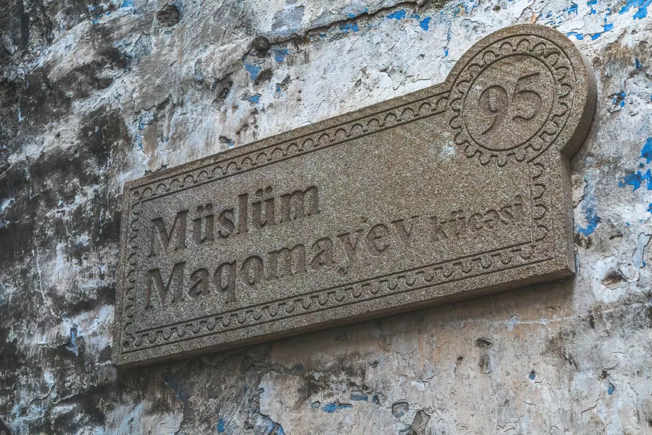 Wegweiser in Icherisheher (Altstadt von Baku)