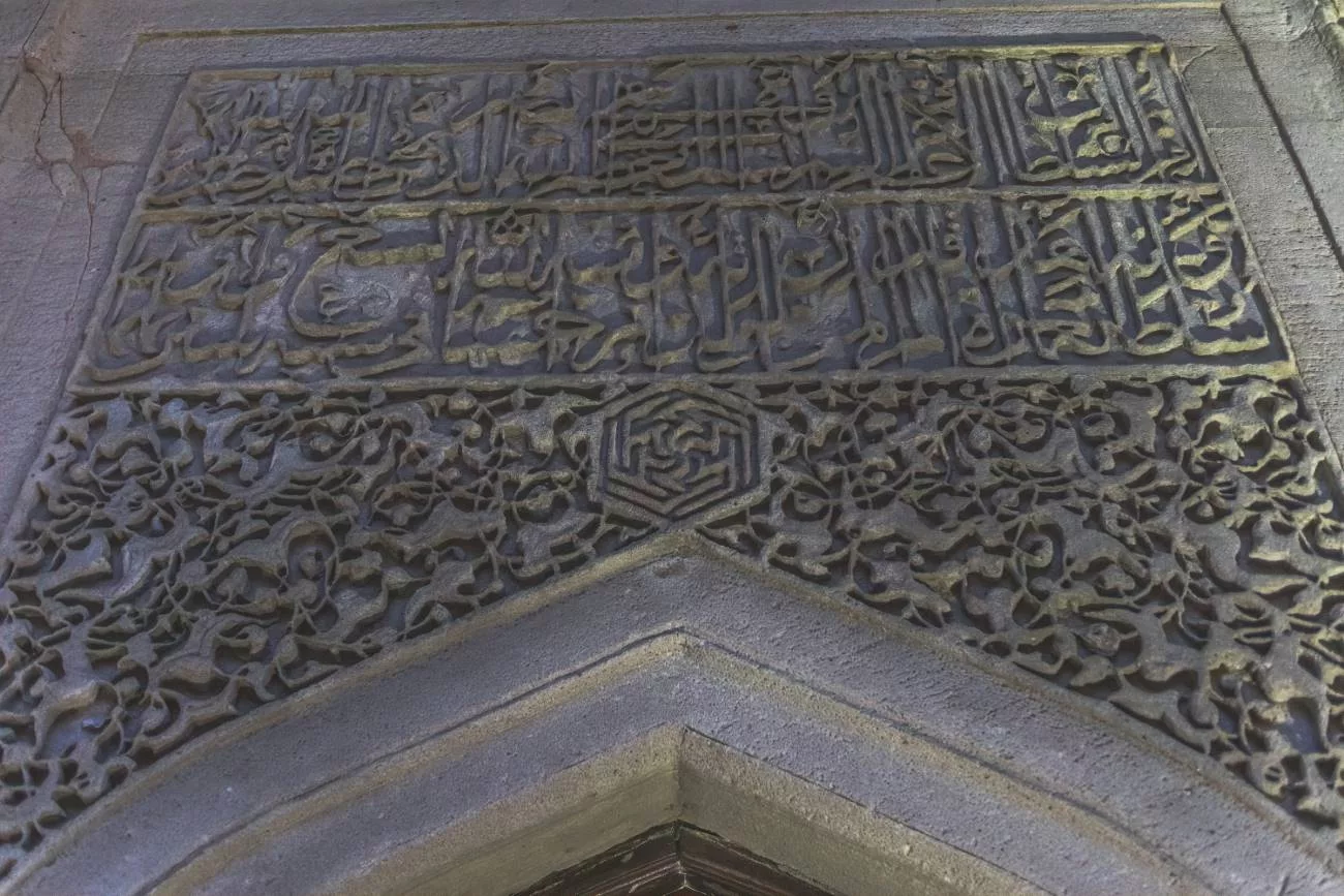 Alte Inschriften an den Eingängen der Moscheen der Schirwanschahs