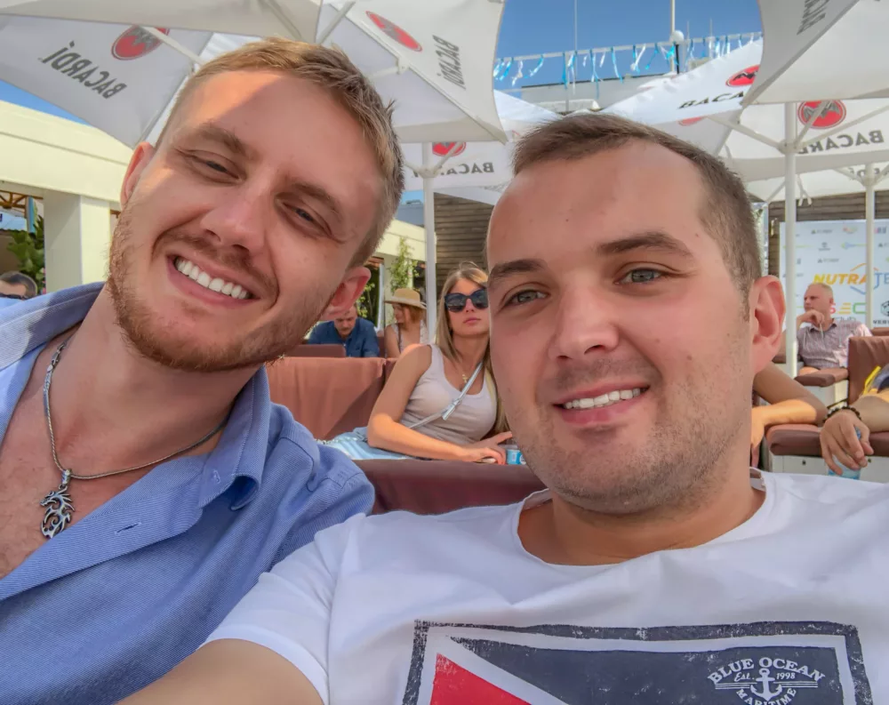 Max, mon pote ukrainien, et moi sommes de grands amis depuis notre rencontre en Thaïlande en 2015. Il m’a montré quelques endroits sympas à Kyiv, et nous avons toujours discuté de nos progrès dans les affaires et dans la vie depuis lors ! Max et moi assistons à une conférence de business à Kyiv sur cette photo !