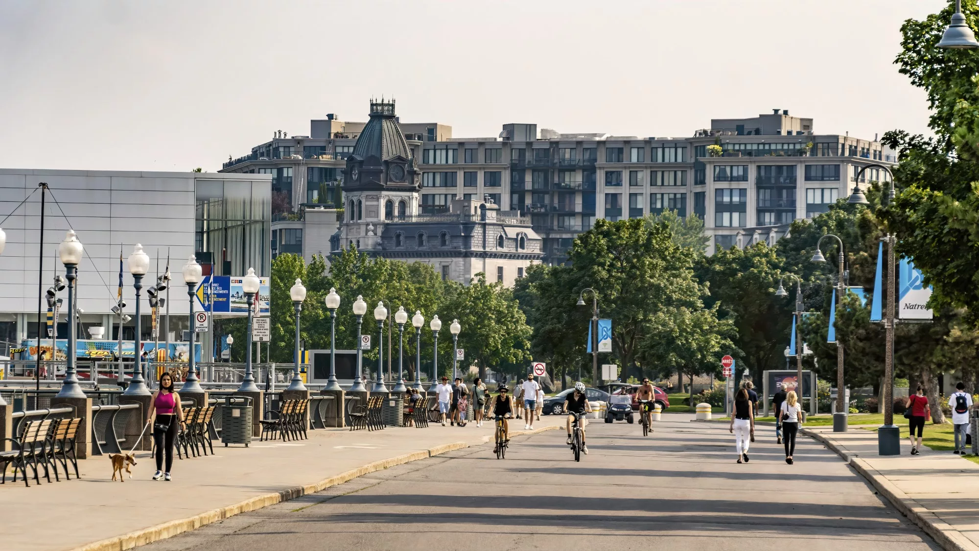 Unterwegs am Vieux-Port im Sommer in Montreal