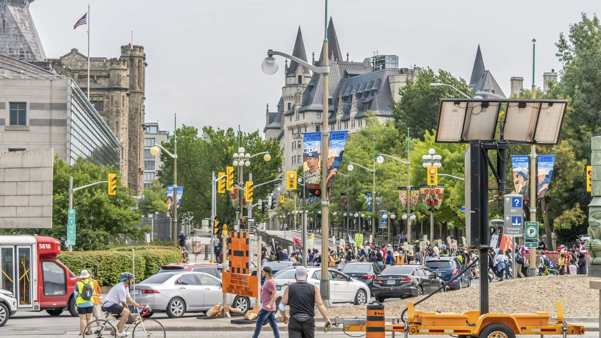 Manifestantes marchando em direção a Parliament Hill