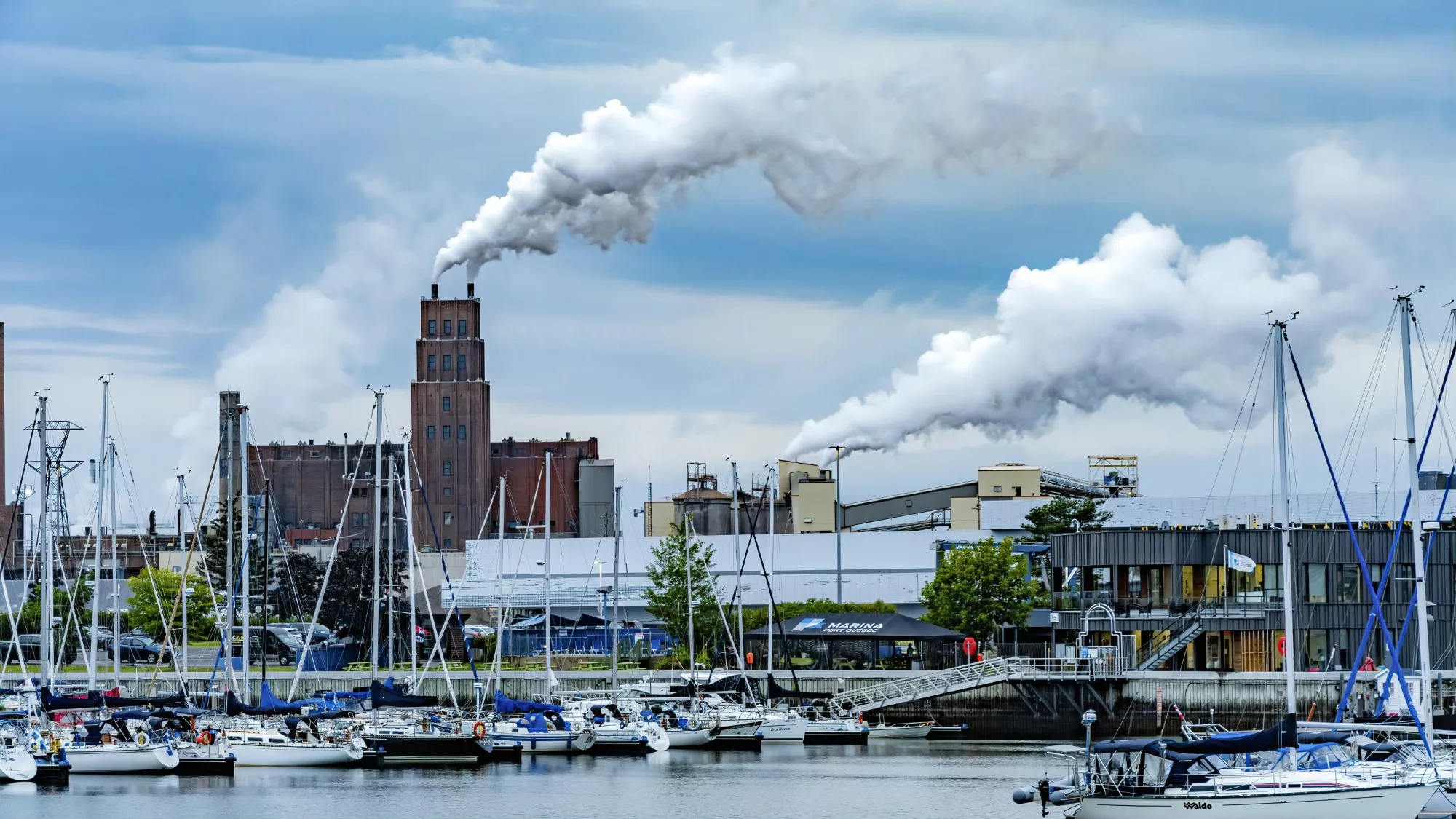 Fumaça quente contrasta com o ar frio. Estarão eles gerando energia para a cidade de Quebec?