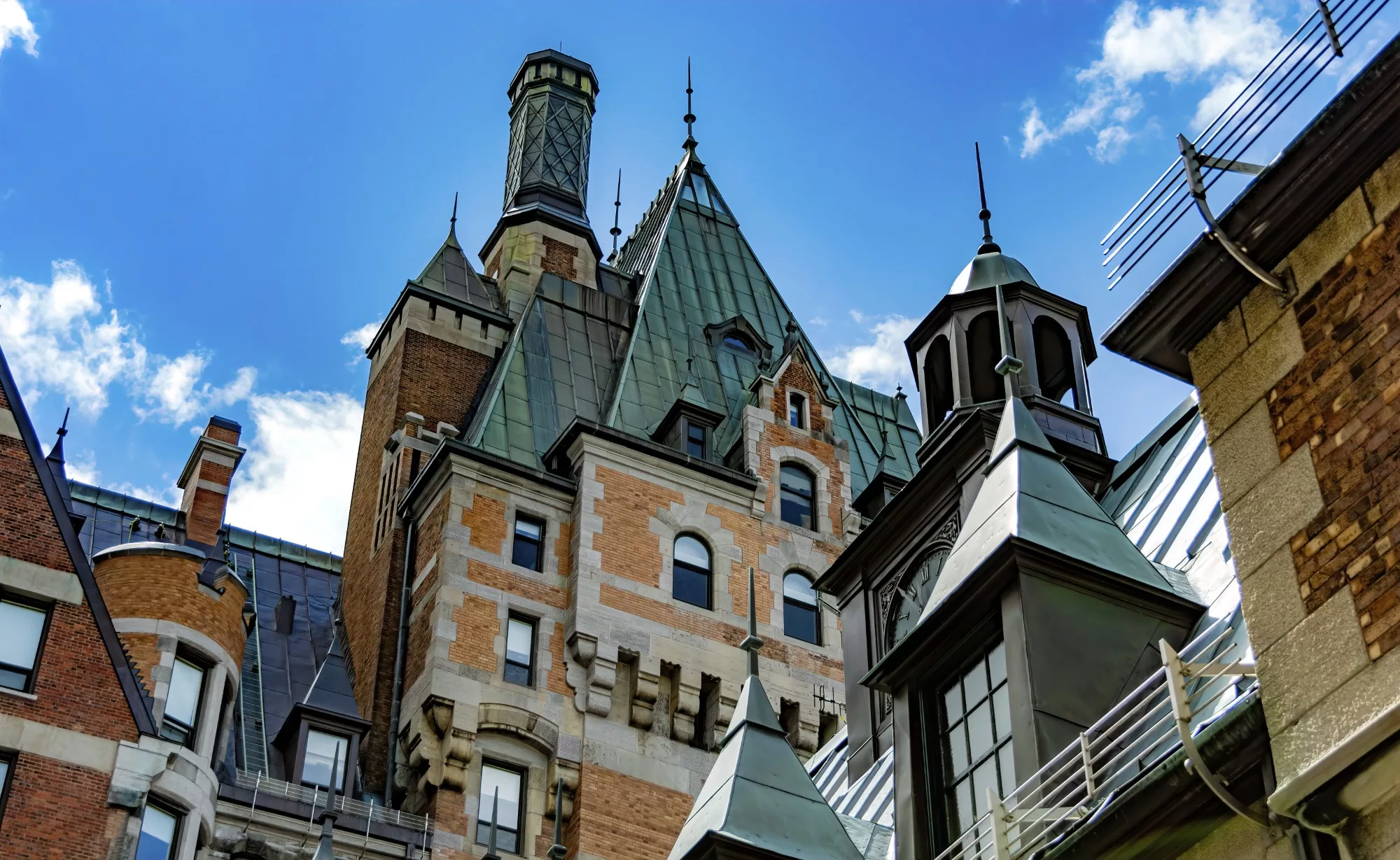 Dentro do pátio do Fairmont Le Château Frontenac em Quebec City