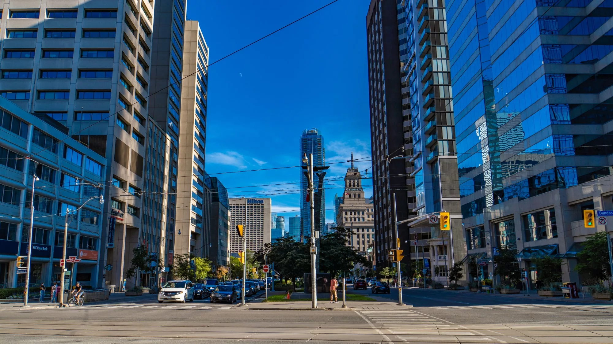 Olhando para o sul na University Avenue em Toronto, em direção à Union Station