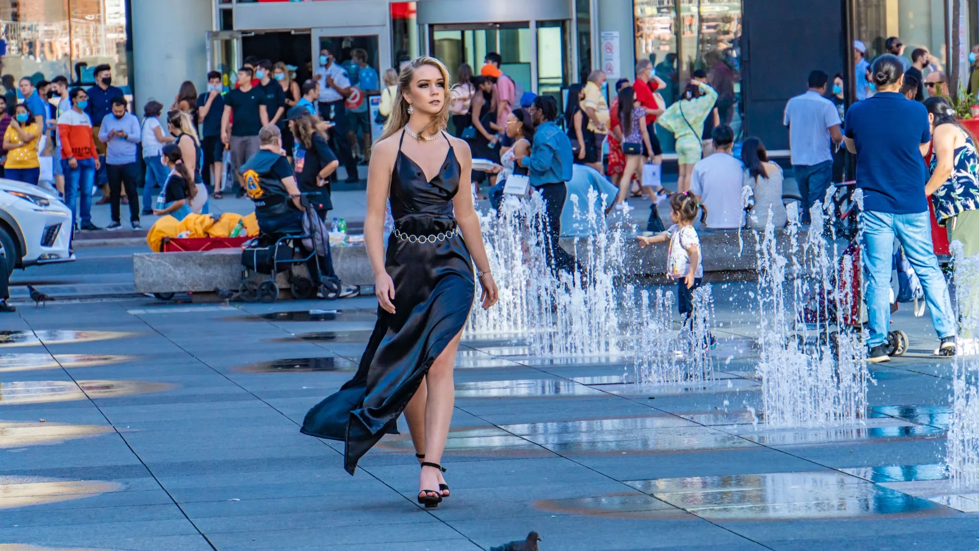 Uma garota com uma camada pesada de maquiagem faz um ensaio fotográfico na Dundas Square